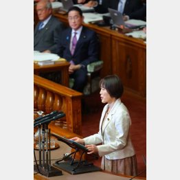 与野党問わず女性議員からエール（代表質問する日本共産党の田村委員長）／（Ｃ）日刊ゲンダイ