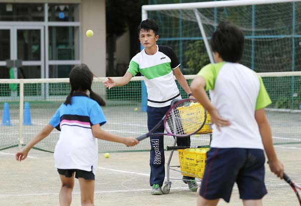 休日部活動で、外部のコーチから指導を受ける中学校テニス部の生徒たち（Ｃ）共同通信社