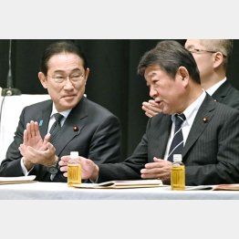 自分にも甘い2人（岸田首相と茂木敏充幹事長＝右）／（Ｃ）J M P A