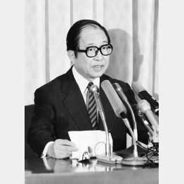 選挙に大敗し、記者会見で辞任を表明する宇野宗佑首相（1989＝平成元＝年7月24日、自民党本部）／（Ｃ）日刊ゲンダイ