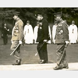 1935（昭和10）年11月16日、陸軍特別大演習統監のため行幸中の昭和天皇（左）は、鹿児島県の霧島神宮を参拝した。その後ろは随行した鈴木貫太郎侍従長（Ｃ）共同通信社