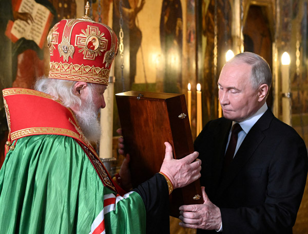 5期目の大統領就任式、ロシア正教・キリル総主教（左）から祝辞を受けるロシアのプーチン大統領（Ｃ）ロイター／Sputnik／Kremlin