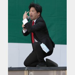 黒川敦彦容疑者選挙中、電話ボックスによじ登り…（Ｃ）日刊ゲンダイ