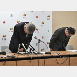 記者会見で頭を下げる「じもとホールディングス」の鈴木隆社長（左）ら（Ｃ）共同通信社