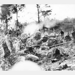 1945（昭和20）年4月1日、米軍が沖縄に上陸。那覇市北部で街を制圧する準備をする米海兵隊（Ｃ）Underwood Archives／Universal Images Group／共同通信イメージズ
