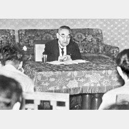 記者団と会見する鈴木貫太郎首相はポツダム宣言について問われ「ただ黙殺するだけである」と答えた（1945＝昭和20＝年7月28日、首相官邸）／（Ｃ）共同通信社