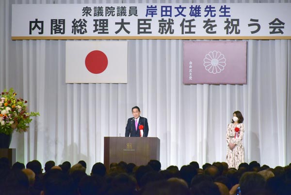 2022年では、いち早く地元・広島は歓迎お祝いムードだったが….（地元の首相就任を祝う会であいさつする岸田首相）／（Ｃ）共同通信社