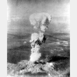 1945年8月6日、広島に原爆を投下。爆撃機エノラ・ゲイから投下直後に撮影されたきのこ雲（米国立公文書館所蔵・共同）