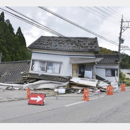 3日の地震で倒壊した輪島市の住宅（Ｃ）共同通信社