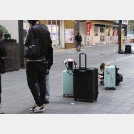 「居場所はトー横」と、若者が集まる東京・歌舞伎町の広場「トー横」＝2022年12月撮影（Ｃ）共同通信社