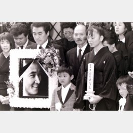 松田優作の葬儀、右は喪主の松田美由紀（Ｃ）日刊ゲンダイ