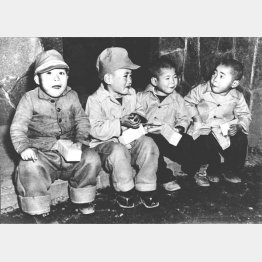 救援物資のキャンデーをなめる戦災孤児たち（1946＝昭和21年12月27日）／（Ｃ）共同通信社