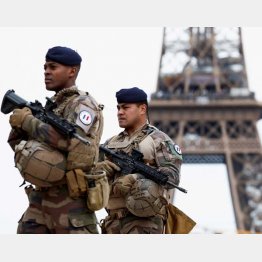 パリのエッフェル塔近くで警備に当たる兵士（Ｃ）ロイター