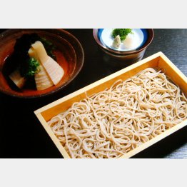 「うどん・そば＋α」のメニューを選ぶ（Ｃ）日刊ゲンダイ