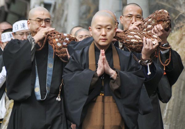 東日本大震災の犠牲者を悼み、念仏を唱えながら練り歩く僧侶（Ｃ）共同通信社