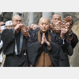 東日本大震災の犠牲者を悼み、念仏を唱えながら練り歩く僧侶（Ｃ）共同通信社