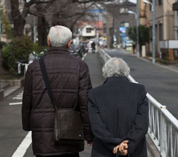 前かがみに注意（Ｃ）日刊ゲンダイ