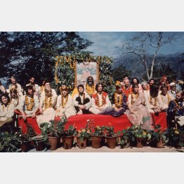 1968年、彼らはヨガの聖地インド・リシケシュを訪れた（Ｃ）ゲッティ＝共同