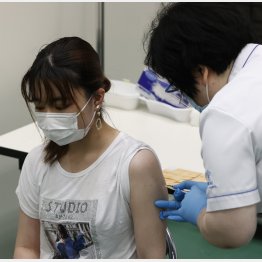 新型コロナウイルスワクチンの接種を受ける近畿大の学生（Ｃ）共同通信社