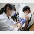 新型コロナウイルスのワクチン接種を受ける10代男子（Ｃ）共同通信社