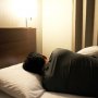 秋の夜長にぐっすり眠るには…照明を消して「光」を管理する