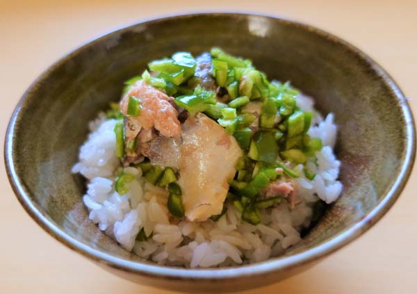 ピーマンとサバの中華丼（提供写真）