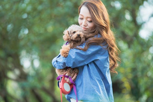 犬との接触が原因となった可能性も報告されている