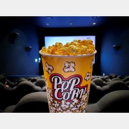 映画観賞は甘いポップコーンを食べながら