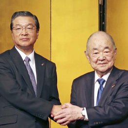 アークスの横山清会長（右）と猫宮一久社長（Ｃ）共同通信社