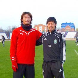 日本代表FW巻誠一郎（左）と松井（提供写真）