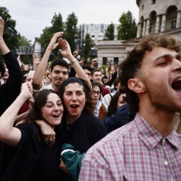 英仏は若者がまともな政治に戻したのに東京とこの国はどこへ行くのか（仏総選挙、左派勝利に歓声を上げる若者たち＝パリ）　（Ｃ）ロイター＝共同