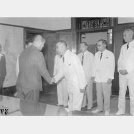 フィリピン最高指揮官時代の田中静壱（左）とバルガス行政長官（1942＝昭和17＝年8月14日）／（Ｃ）共同通信社