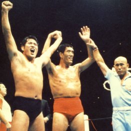 夢のオールスター戦、勝利し名乗りを上げる（左から）アントニオ猪木、ジャイアント馬場、ジョー樋口（1979＝昭和54＝年8月26日、東京・日本武道館）　（Ｃ）山内猛／共同通信イメージズ
