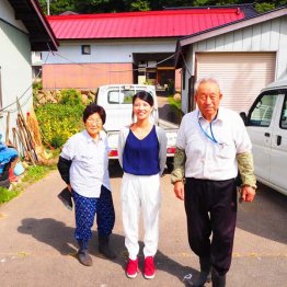 放浪の旅をしていた頃、長野県で（おてつたびの永岡里菜社長＝中央）／（提供写真）