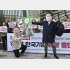 ソウルの日本大使館前で岸田首相が韓国からLINEを奪うパフォーマンスを見せて市民団体が抗議（Ｃ）共同通信社