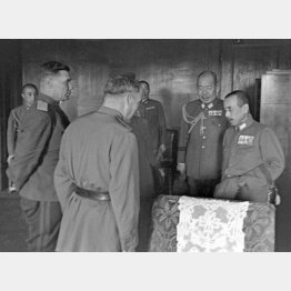 関東軍幹部と交渉するソ連軍司令官ら（1945年8月10日）　（Ｃ）Sputnik／共同通信イメージズ
