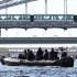 警備艇に乗ってセーヌ川をパトロールする警察官（Ｃ）ゲッティ＝共同