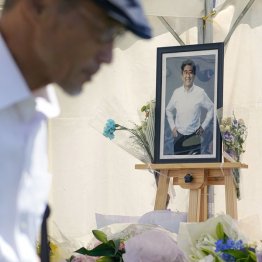 銃撃事件から2年、献花台に飾られた安倍元首相の写真＝奈良市（Ｃ）共同通信社