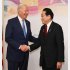 昨年のG7広島サミットでバイデン大統領と握手する岸田首相（代表撮影）