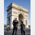パリ中心部の凱旋門付近を警戒する警察官（Ｃ）共同通信社