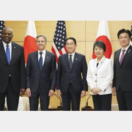 事実上の米国の支配下、勝手に日本を売る岸田首相（＝中央、日米2プラス2と）／（Ｃ）共同通信社