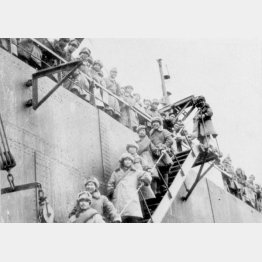 シベリアからの引き揚げ者たち（1946＝昭和21＝年12月9日、舞鶴港）／（Ｃ）共同通信社