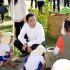 千葉県佐倉市の幼稚園を訪れ砂場で遊ぶ幼稚園児を見守る岸田首相（Ｃ）共同通信社