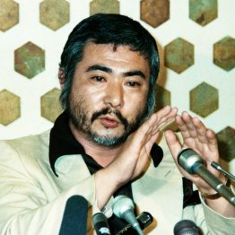 アヘン所持容疑で書類送検後、記者会見する勝新太郎＝1978年（Ｃ）共同通信社