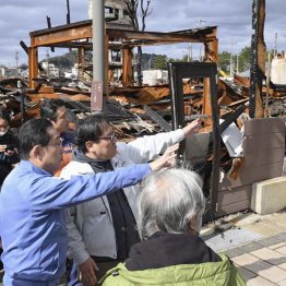 地震による火災で大部分が焼失した「輪島朝市」周辺を視察する岸田前首相（左）／（代表撮影）