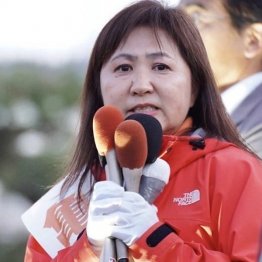 自民が変わらないなら政権交代しないと変わらない（街頭演説をする亀井亜紀子氏＝本人のSNSから）