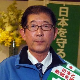 安倍晋三からもらったネクタイを締める高鳥修一氏（提供写真）