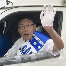 懸命に地元を回る山登志浩氏（山事務所提供）