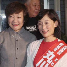 ステルス選挙を展開する丸川珠代元五輪相（＝右、左は昭恵・安倍元首相夫人）／（Ｃ）日刊ゲンダイ