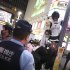 「トー横広場」付近ではしゃぐ若者と、嗜める警察官＝新宿・歌舞伎町（Ｃ）日刊ゲンダイ